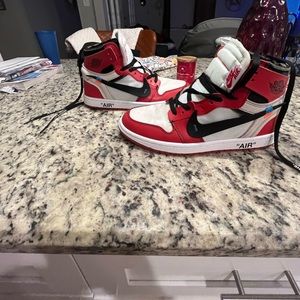 Off-White x Air Jordan 1 Retro High OG Chicago.